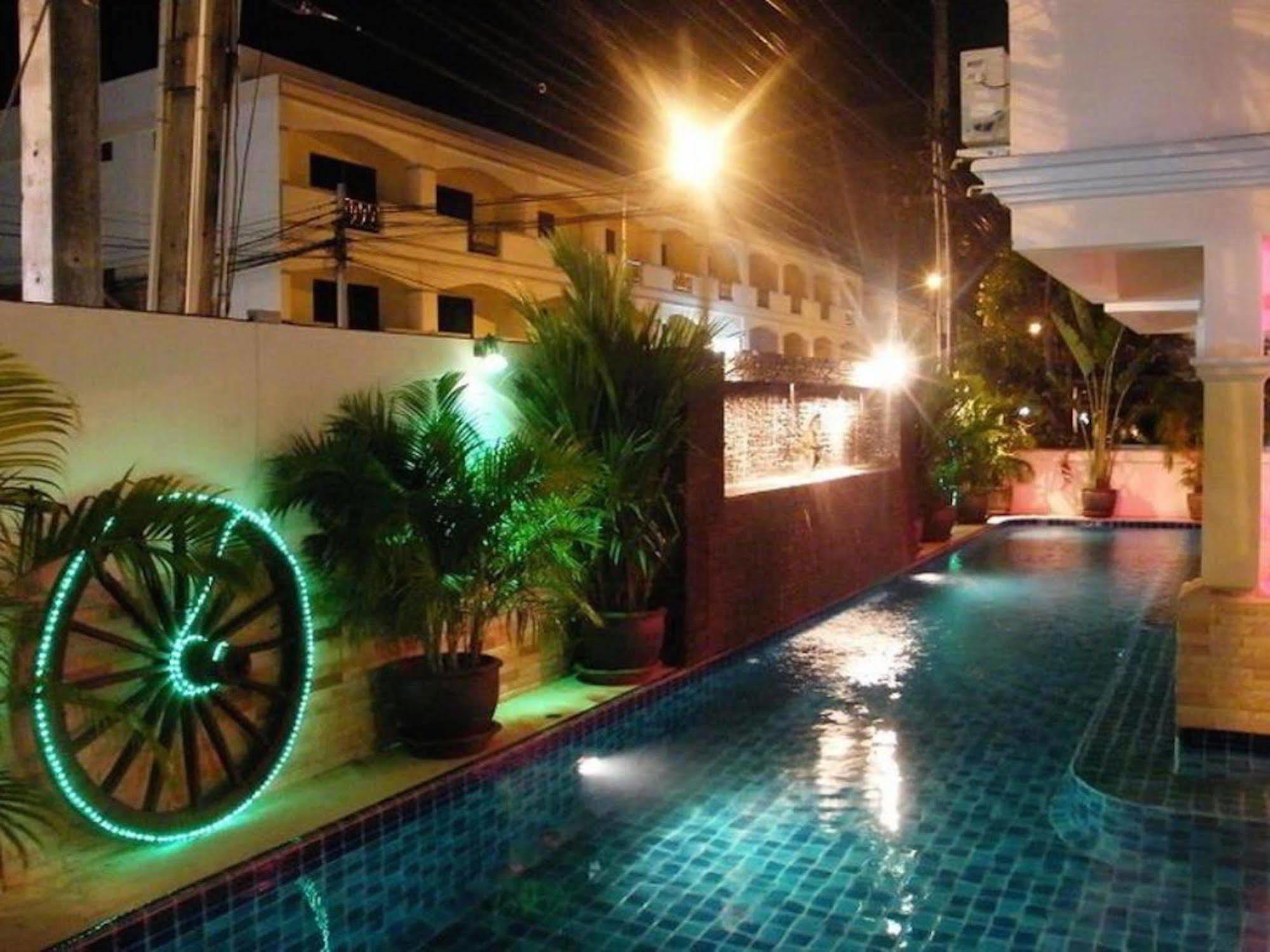 The Caddy Shack Hotel Pattaya Exterior photo